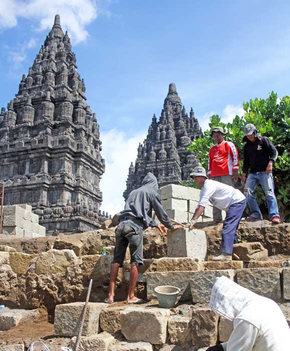 世界遺産の塀改修　プランバナン寺院
