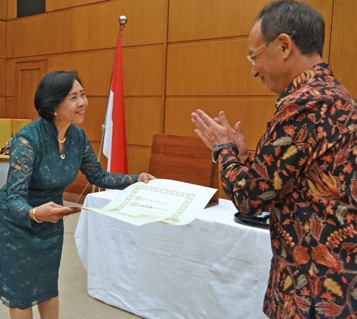 大使館リスさんに授与　留学生制度構築に功績　１３年春の叙勲