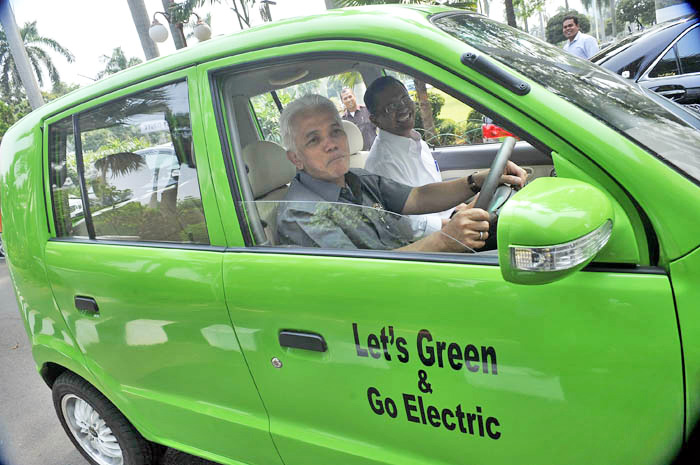 ２カ月後に新型電気車　個人投資で開発継続　１号機で事故のダフラン国務相 