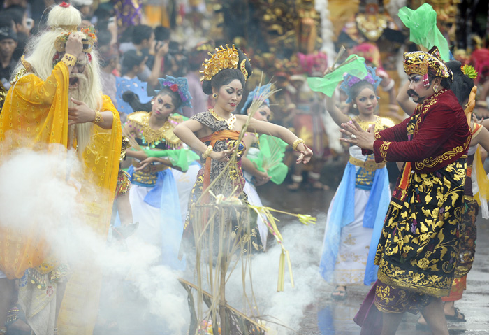 バリ芸術祭が開幕　来月１３日まで１カ月間 