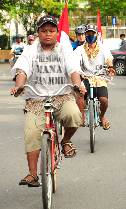 「大統領に直訴する」　マドゥラ島のシーア派難民　自転車で８５０キロ