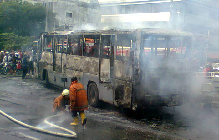 公共バス　都心でまた火災　１２件目、問われる安全管理