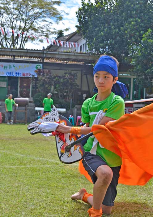 荒馬が校庭を舞う  バンドン日本人学校運動会