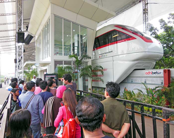 人気は国産車両　中国製車両はやや閑散　モナスのモノレール展