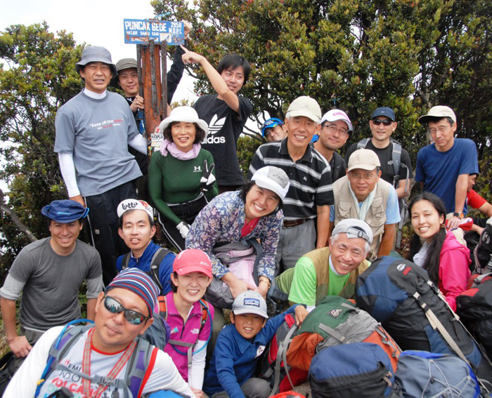 グデ山頂を踏破　　　歩く会１００人