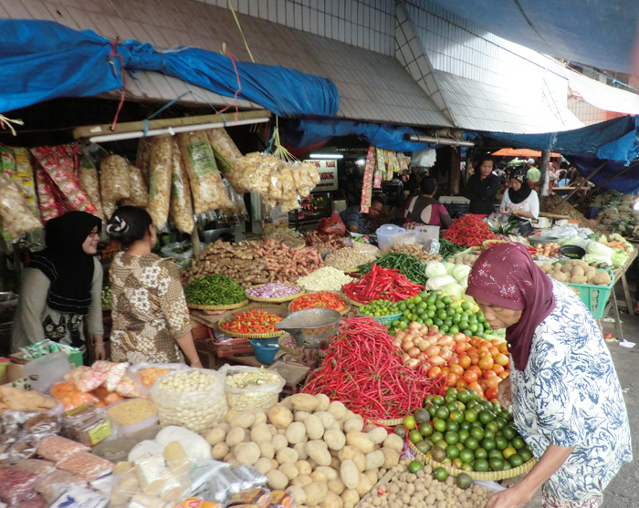 食品高騰に主婦ら悲鳴　東ジャカルタの市場