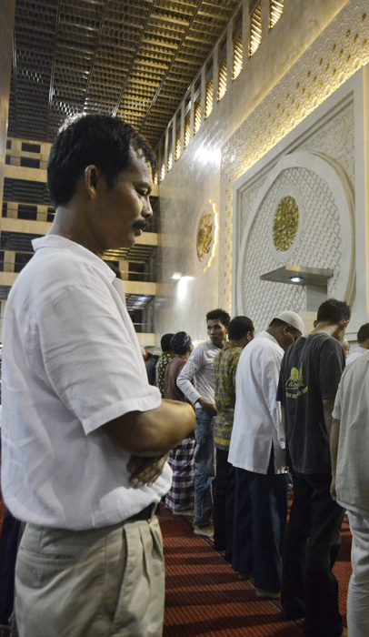 静寂の祈り２千人　断食明け集団礼拝　イスティクラル・モスク