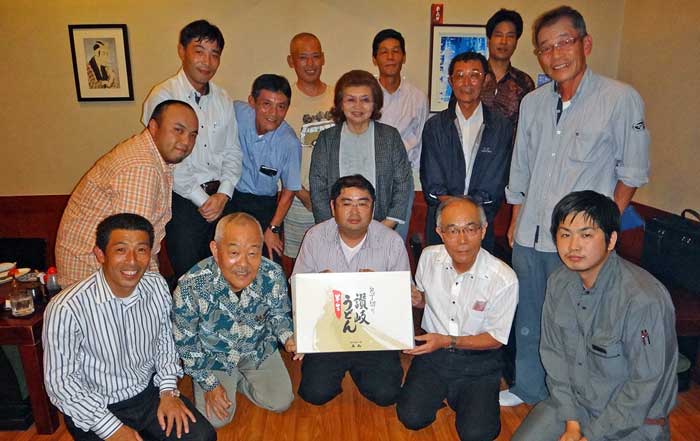 香川名産に舌鼓　「さぬき会」１４人