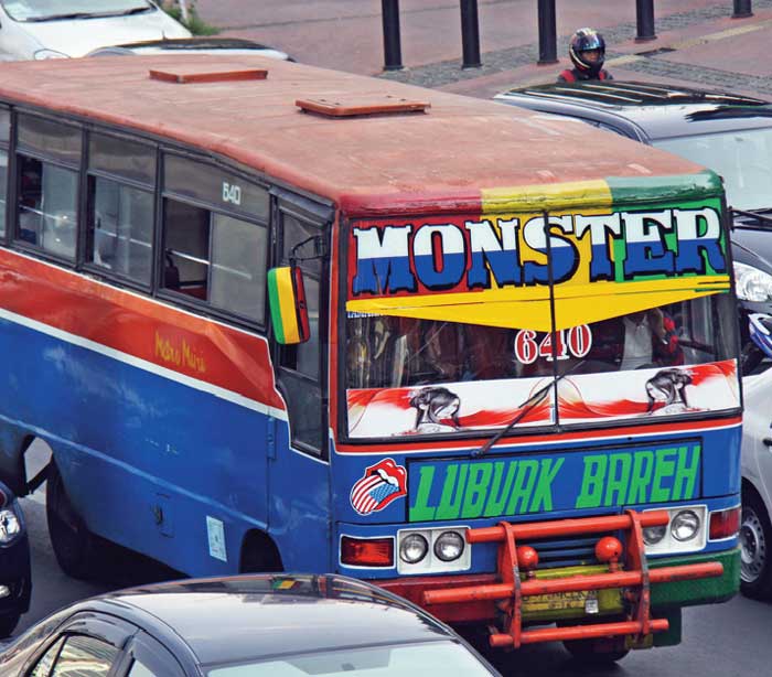 小型バス運営一括化へ　個人事業主は反発か　ジャカルタ特別州