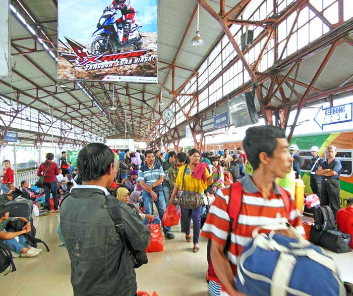 列車の帰省客じわり　スネン駅、窓口刷新