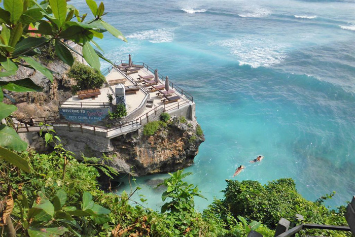海と岩壁が織り成す景観　世界的サーフポイント　バリ島ウルワツのスルバン・ビーチ