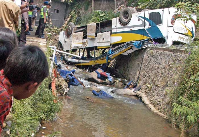 プンチャックでバス事故　川に転落、２０人死亡