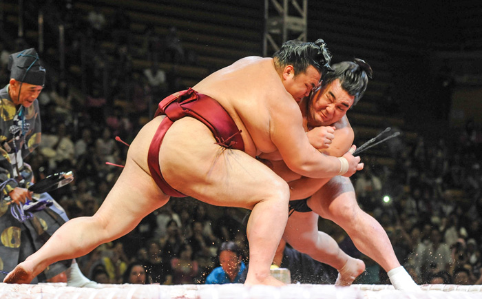 大相撲巡業、大盛況　日馬富士が優勝　「観客が自由に応援」