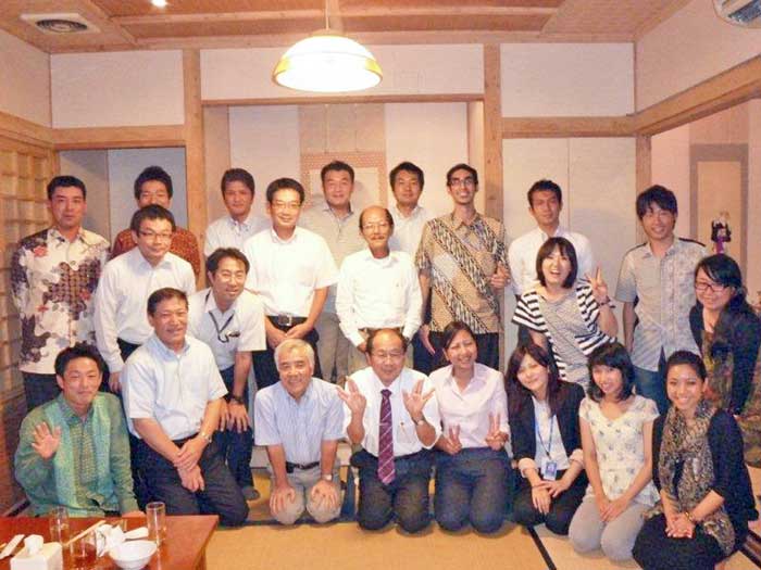 立命館大学交友会に２２人　本帰国の尾崎さん送る