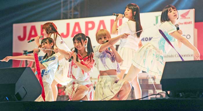 熱い祭り、歌い踊る日イの夏　アグネス・モニカさん登場