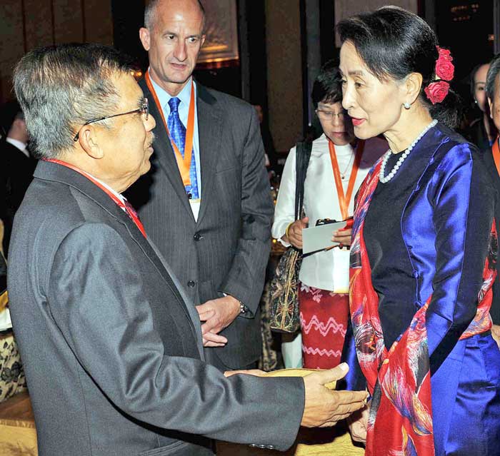 スーチー氏と面会　ロヒンギャ問題解決求める　カラ前副大統領