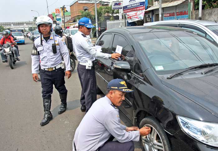 渋滞対策であの手この手　違法駐車は「パンク」ジャカルタ州が強硬措置