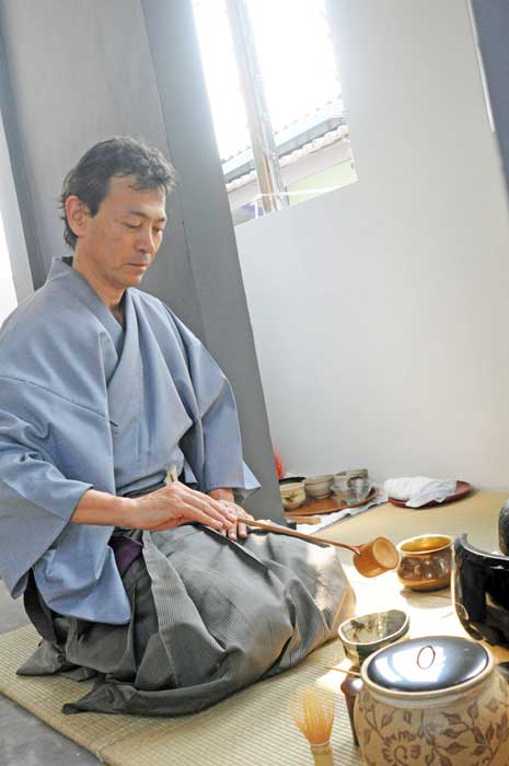 密集地の図書館披露　チキニでお茶会　千葉大生と地元住民