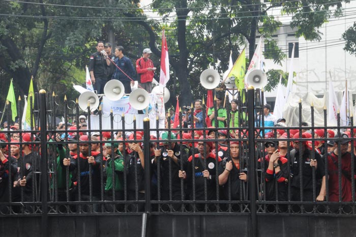 州庁舎前で労働者デモ　「首都最賃引き上げを」