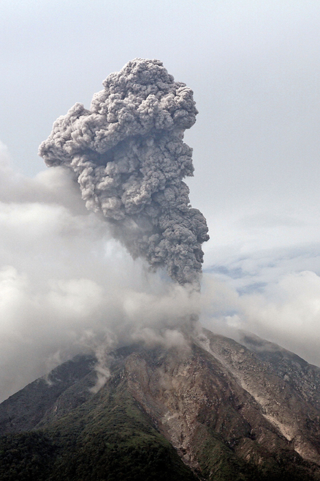 シナブン山　火砕流発生　死傷者は報告なし