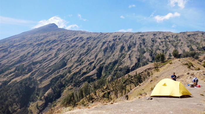 【じゃらんじゃらん特集】天に向かう山頂　ロンボク島リンジャニ山　コバルトブルーの火口湖も