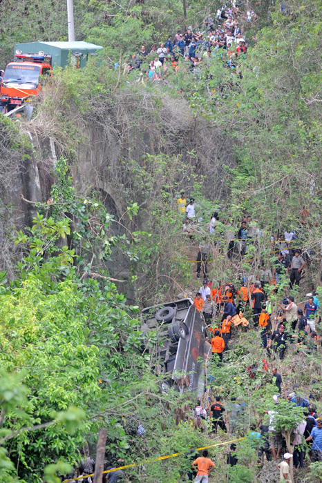 ミニバスが転落　バリ、６人死亡