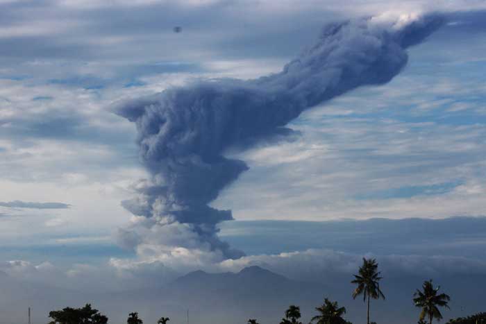 最高警戒レベルに　１万５０００人避難開始　シナブン山、再び噴火