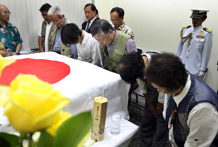 日本大使館で拝礼式　あす帰国へ　ビアク遺骨収集派遣団