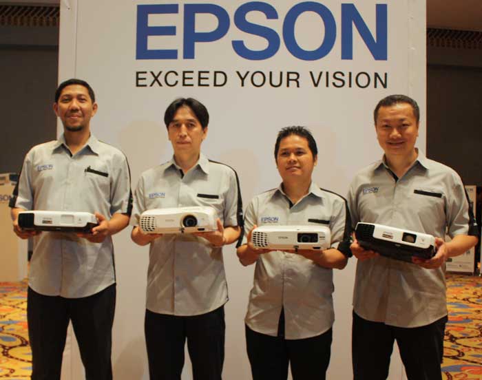 新プロジェクターを発表　エプソン　「シェア１位維持する」