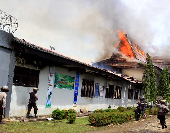 刑務所でまた暴動 南スラウェシ州パロポ ４人負傷、22部屋焼失