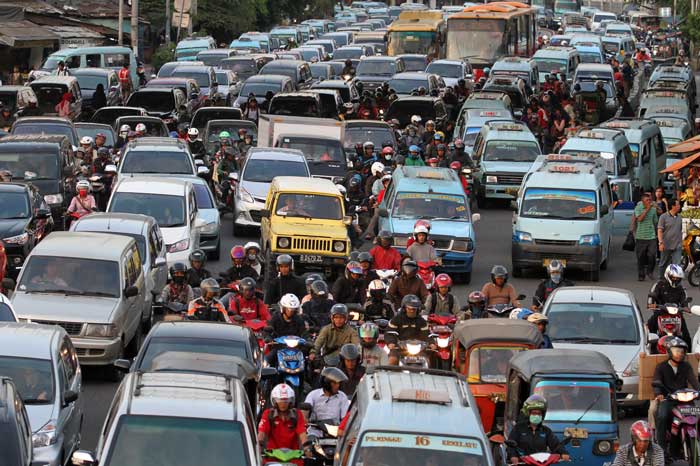 補助金燃料販売を停止？　ジャカルタ州と政府で論争　知事「渋滞は問題の根幹」