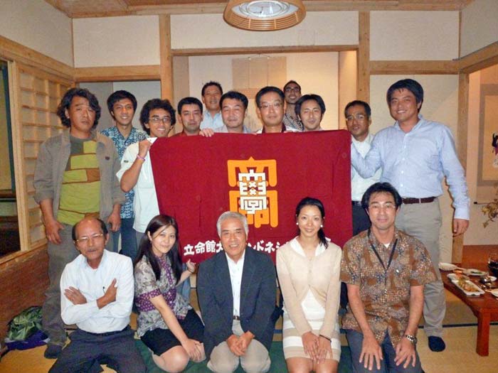 校旗を初お披露目　立命館校友会