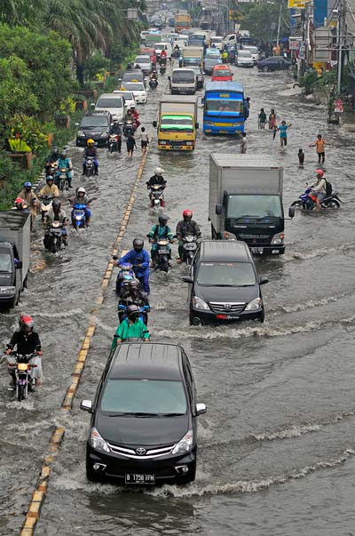   首都各地で冠水　降水量４０ミリ超える