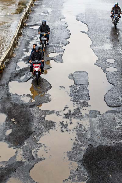 洪水で損壊した道路