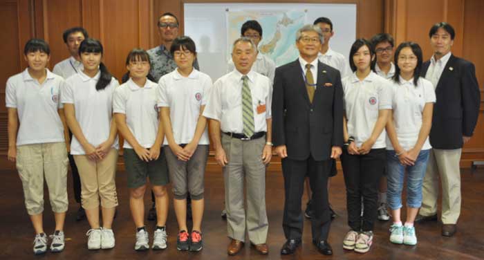 職業体験で領事館訪問　中学部９人　スラバヤ日本人学校
