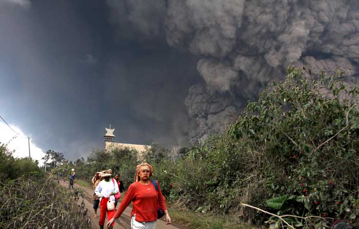 シナブン山で１５人死亡　火砕流で高校生も犠牲