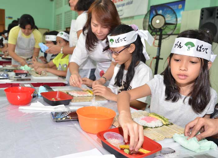 巻き寿司づくりに挑戦　小学校で日本料理紹介　「クッキング・ジャパン」