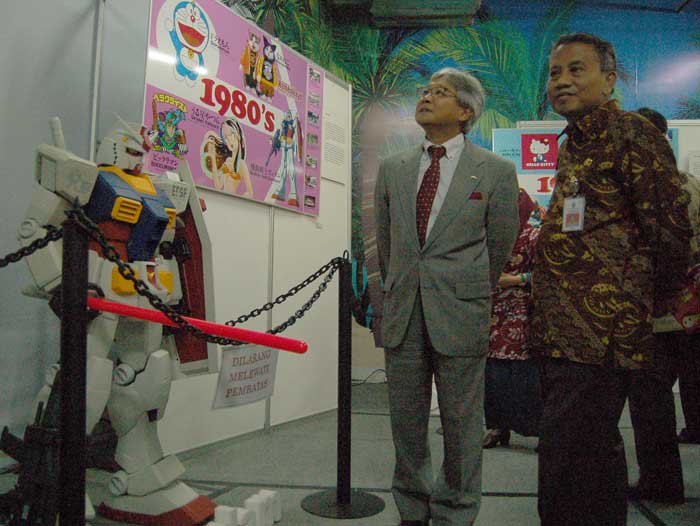 日本のキャラクター紹介　ウルトラマン、ひこにゃんも　スラバヤ