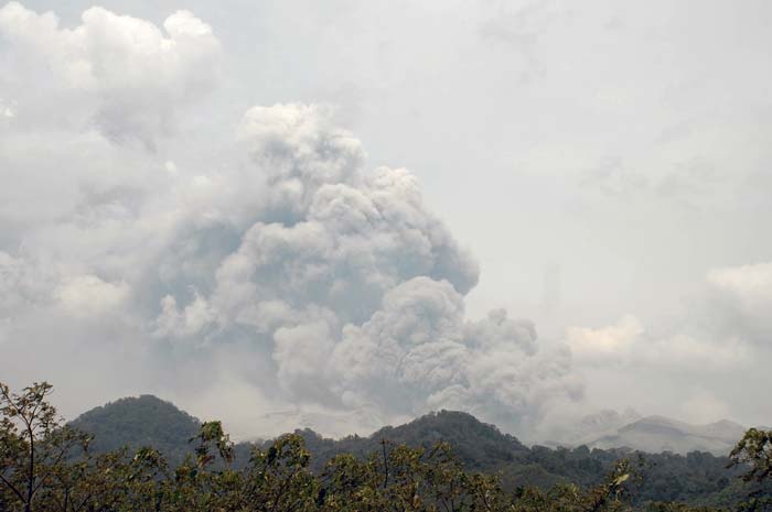 ジャワ東部に火山灰　クルッド山が噴火　１０万人避難、空港閉鎖　３人死亡