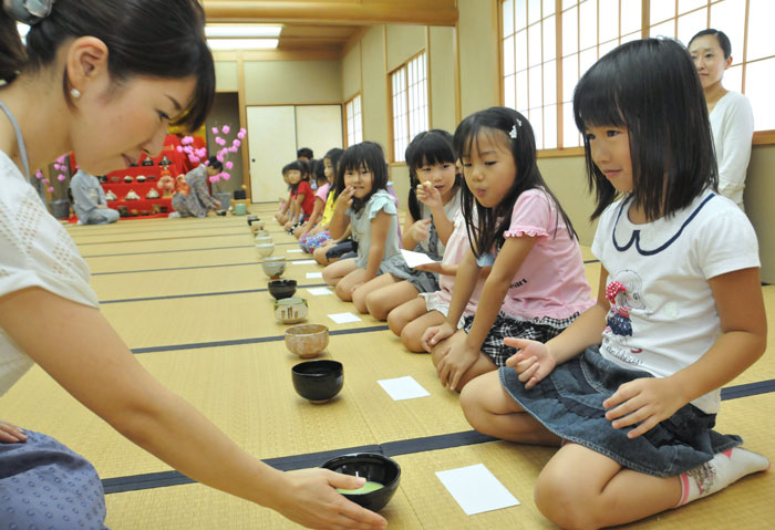 抹茶味わう　ひな祭り　ＪＪＳ幼稚部