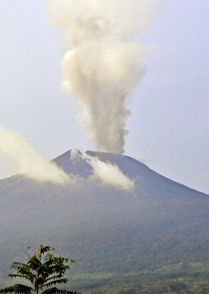 スラメット山　噴火　中部ジャワ密集地が警戒