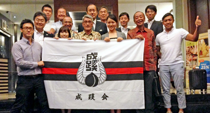 感謝、古株の堀田さん　成蹊会送別会
