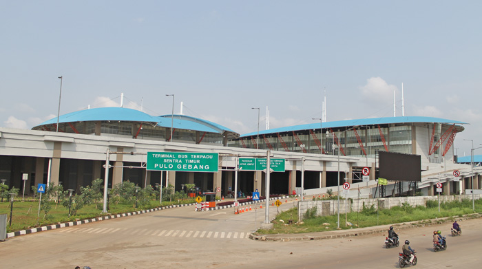 【ジャカルタＦＯＣＵＳ】プログバン運用開始　国内最大のバスターミナル　遠距離バス乗り　入れは大幅遅れ　東ジャカルタ
