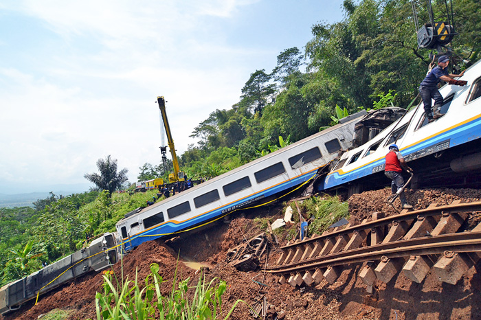 列車脱線３人死亡　激しい雨で地滑り　西ジャワ州タシックマラヤ
