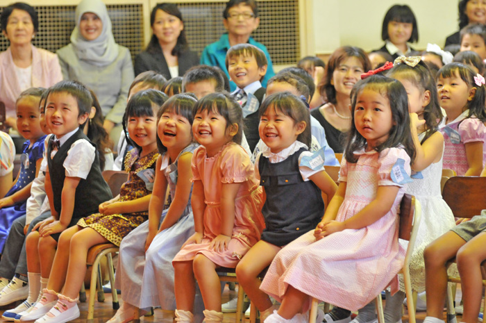 いろいろな発見をしよう　ＪＪＳ幼稚部で入園・進級式