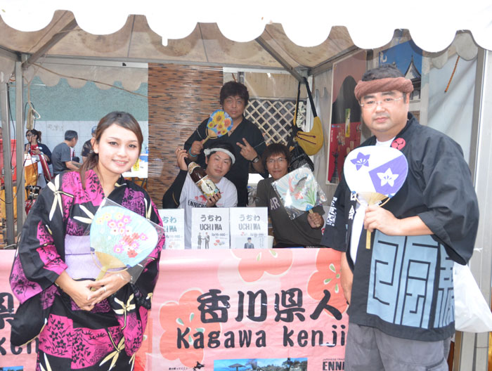 うちわで観光アピール　香川県人会