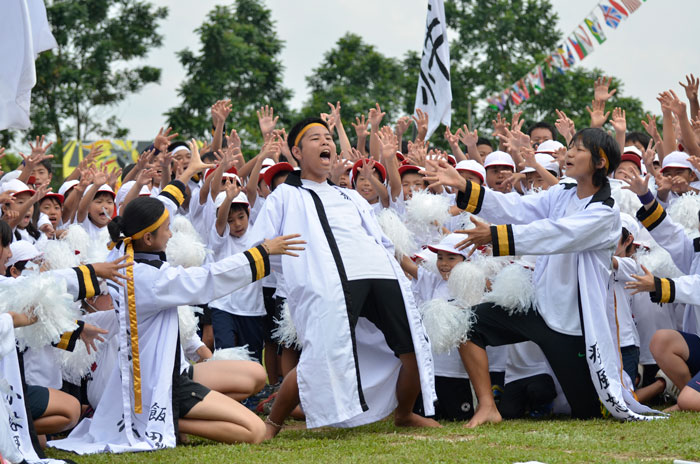 笑顔で思い出つむぐ　ＪＪＳ体育祭　子ども・教師・保護者が一体