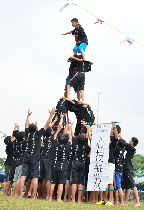 中学部男子の「組体操〜心技無双〜」。巨大なタワーに会場からの拍手が鳴り止まなかった