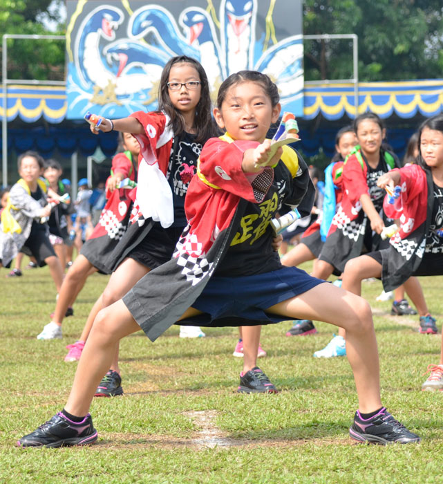 表現種目「JJSソーラン2014」。小学部3年と4年生が息を合わせて踊った