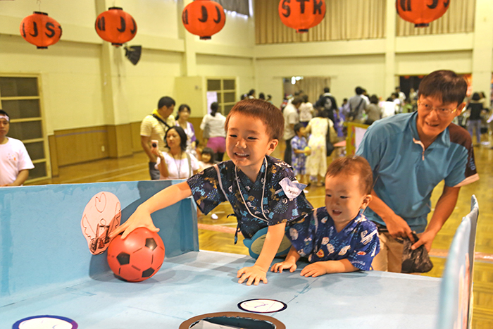 「練習の成果出た」　ＪＪＳ幼稚部で夏祭り